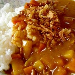 人参たっぷり！　「フライドオニオンかけ人参カレー」